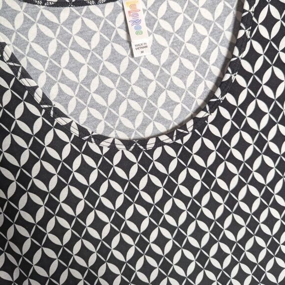 LuLaRoe Lynnae Black & White Geometric Graphic Long Sleeve Swing Tunic Top M - Picture 4 of 4